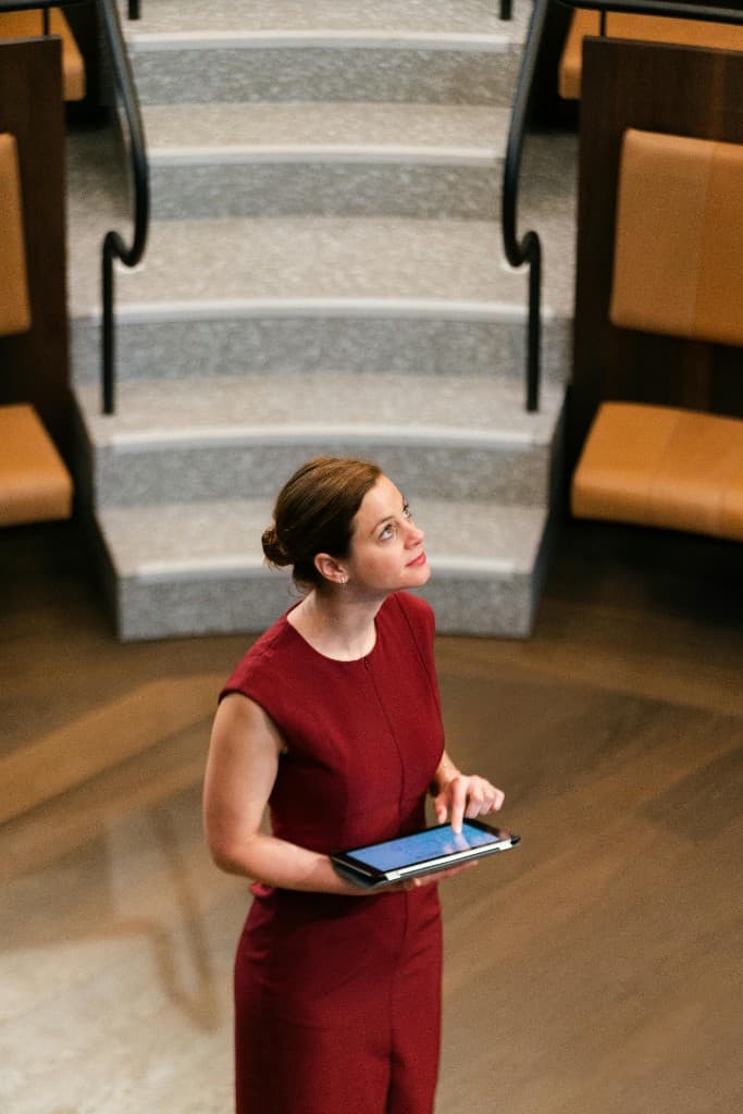 Professional met tablet in een modern kantoor